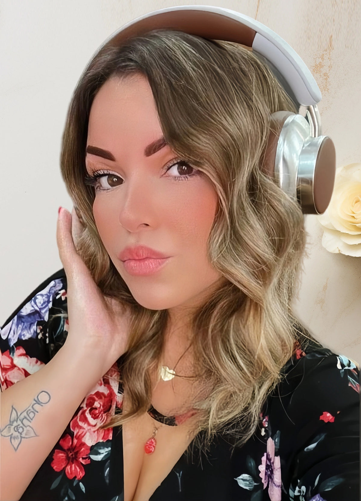 Wireless Bluetooth 5.3 Headband Headphones TEISCHE with Powerful Bass and 40 Hours Playtime, designed for sports with removable 3.5mm audio jack, lightweight at 280g, and optimized sound for a premium music experience.